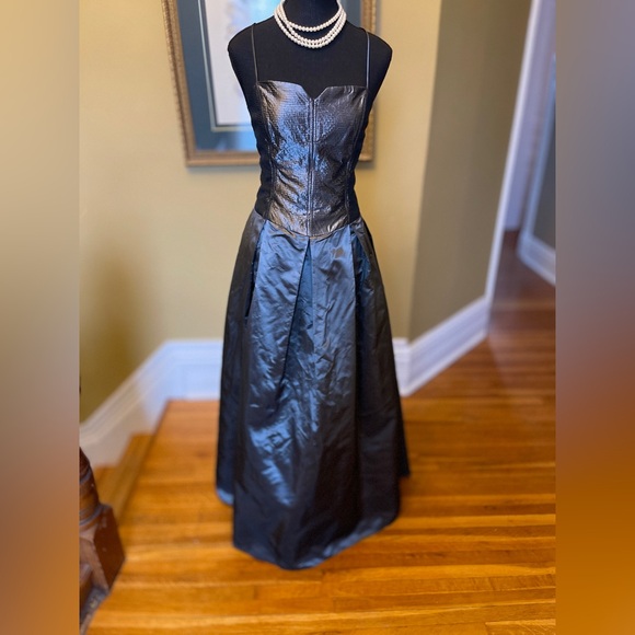 Evening gown sz 10 - Picture 1 of 9